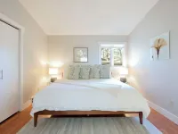 Stylish & Spacious Home with Hot Tub & 3-Season Deck Ξενοδοχεία στην πόλη Douglas