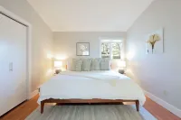 Stylish & Spacious Home with Hot Tub & 3-Season Deck Hotels in Douglas