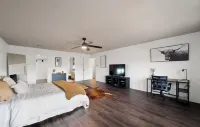Charming 4-bedroom house in North Austin H-E-B附近的飯店