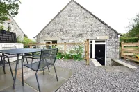 Recently renovated 2 bedroom annexe with open plan living room and kitchen.