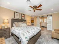 The Costal Corner - Martha's Vineyard Hotels near Pik-Nik Art & Apparel