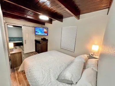 Cottage 36: Sunshine Suite - Waterfront Lodging in Downtown Tavares, FL 타바레스 공원 주변 호텔