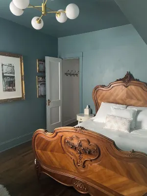 Classic Chicago 2 Flat transformed into a Parisian plant lovers paradise Hotels in Andersonville