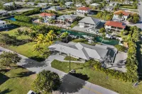 A Serene Florida Escape in Big Pine Key 3 bed 2 bath house, pool, dock, sleep 8 Hotels near Blue Hole