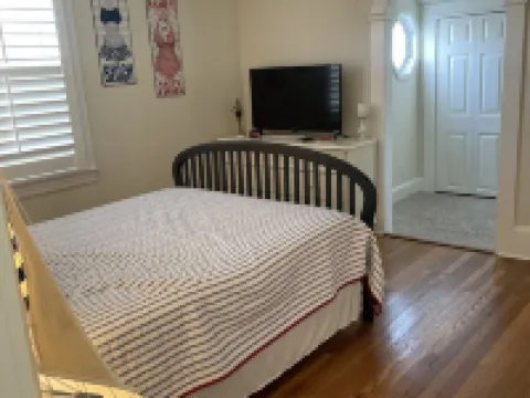 The Deadrise Inn, Sleeps12, Spacious, Newly Renovated โรงแรมในMiddlesex County