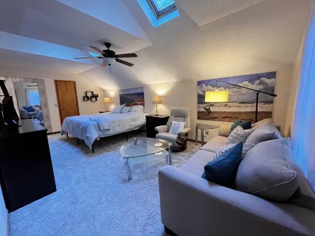 Secluded GA Cabin on 3 acres, 10 minutes from Historic Downtown Newnan, GA