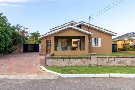 Private Pool Draxhall Gated Gym Tennis Full AC