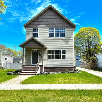 Cozy & Clean Loft Near Lake Michigan – Ideal for Work & Play!