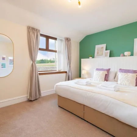 Woodside Family Pet-Friendly Holiday Home with Hot Tub