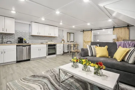 Stylish DU Apt. - Business Traveler - Sleeps 4 Отели рядом с достопримечательностью «Денверский университет»