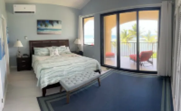 Gorgeous Beach front 2 bed 2.5 bath condo "Serenity by the Sea" โรงแรมใน