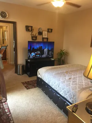 Mini Suite with attached bath non smoking Trader Joe's附近的飯店