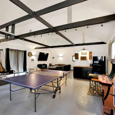 Nine Pines Outpost: Pet Friendly, Hot Tub, Game Room, w/ Private Treetop Escape.
