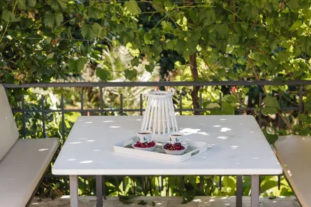 Beach front Holiday Home Villa Radanovic with Pool and Kotor Bay Sea View Отели рядом с достопримечательностью «Церковь святого Матфея»