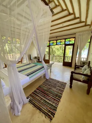 Monkey Beach House, Beachfront, Ocean Views,  Shared Pool, Staff Provided