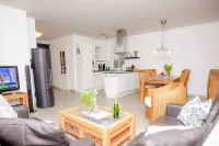 Reethus, 3 bedrooms + 1 infant, 2 bathrooms, fireplace, sauna, outdoor whirlpool, garden, WLAN - 民宿