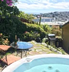 Relaxing Home with Sweeping Views, Chef's Kitchen and Hot Tub in Center of SF Hotels near Little Puffer Station