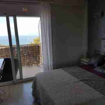 Apartment facing the sea with pool and 2 bedrooms Rooms