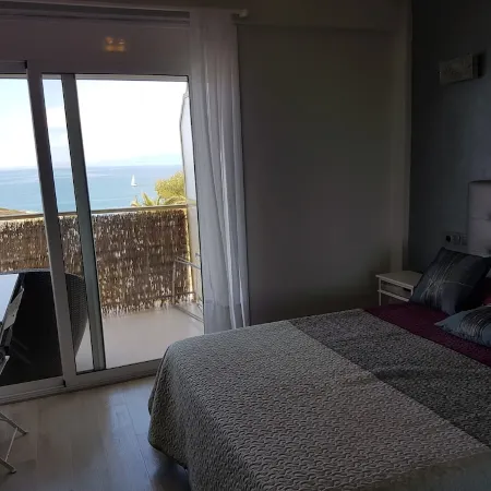 Apartment facing the sea with pool and 2 bedrooms