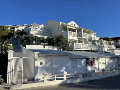 5 minutes from Orient bay-stunning views, unit 8