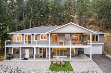 Okanagan Lakeview Oasis, 2 Bed, 2 Bath, Sleeps 6 Отели рядом с достопримечательностью «Alexis Park»