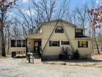 Gorgeous Chalet Getaway with Cabin Feel sleeps 10 at Innsbrook Resort Hotels in Innsbrook