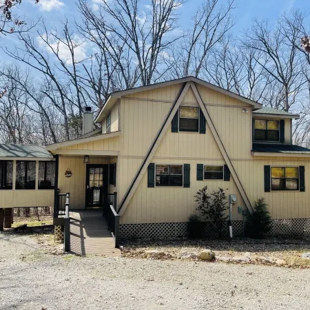Gorgeous Chalet Getaway with Cabin Feel sleeps 10 at Innsbrook Resort