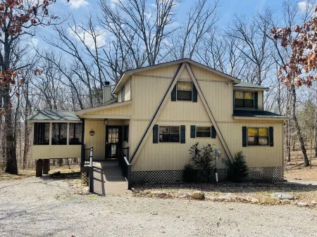 Gorgeous Chalet Getaway with Cabin Feel sleeps 10 at Innsbrook Resort