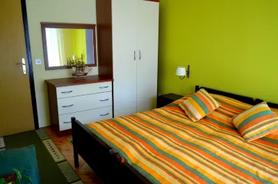 Linda apartment with terrace overlooking the sea, a stone's throw from the beach, garden Hotel in zona NK Umag