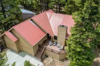 *NEW* Pine Grove Hideaway - family friendly only 1.5 Miles to the lake