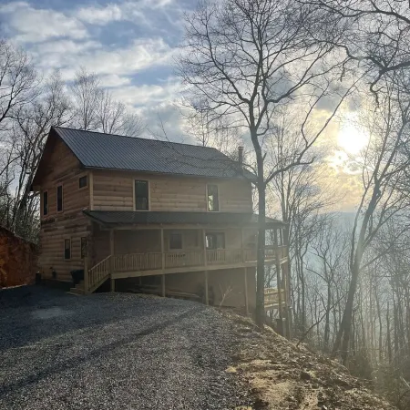 Beautiful and relaxing mountain log cabin with stunning views
