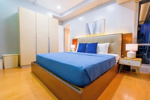 Spacious 2 Bedroom in BGC with Smart TV & Fast Wifi! Across High Street and Aura