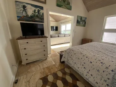 The Penthouse overlooking Cocoa  bay,steps to the beach , with starlink internet Hotels near Black Sound Cay National Reserve