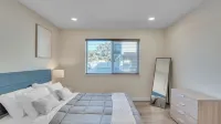 Beautiful Furnished 2 Bedroom w Fast Wi-Fi + Parking Space + Central DT Location