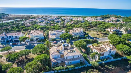 Spacious 4 bedroom villa in quiet location with sea views Отели в г. Almancil