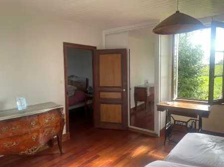 Typical South West countryside house set in a park, 2 terraces.