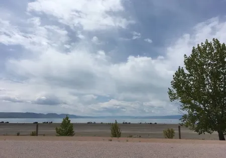 Beautiful Bear Lake House, with big grassy yard, 4 mins to North Beach.