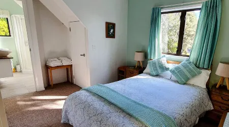 Kereru Cottage - private bach with sea view Отели в г. Уангапараоа