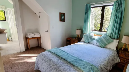 Kereru Cottage - private bach with sea view
