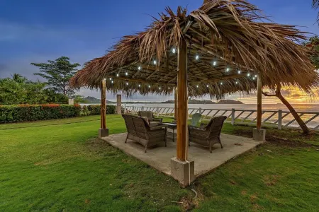 Beachfront Villa Just Steps To The Water Отели рядом с достопримечательностью «Плайя Потреро, Коста-Рика»