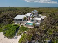 Coral Loft 4BR + 1 BR Oceanfront Villa w/ Private Pool & Beach in Grand Cayman Hoteles en Rum Point