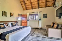 Luxury villa 12 mi from the Crocodile Bridge Gate of the Kruger National Park!