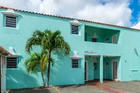 Spacious Oceanfront Villa, private beach and water access, accommodates 12 住宿飯店