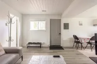 Quite and Convenient 1 Bed 1 Living Fiber Gig WiFi/AC/Parking/Near YVR