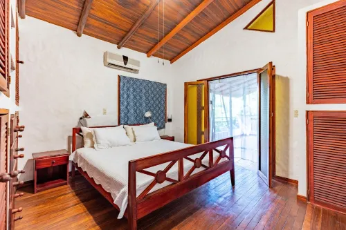 spacious and comfortable Villa with tropical charm and pool