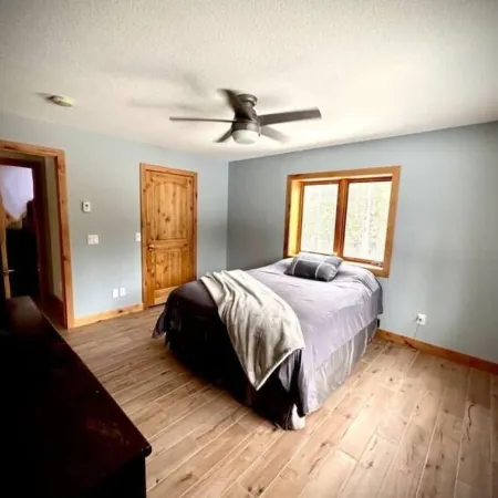 Gracie- A spacious house near Swan Lake!