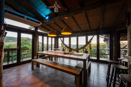 Ibiraquera Guest House Beautiful villa with pool and jacuzzi Отели в г. Имбитуба