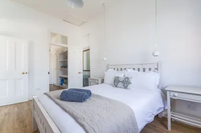Sunny Windsor Apt in the heart of Kalk Bay