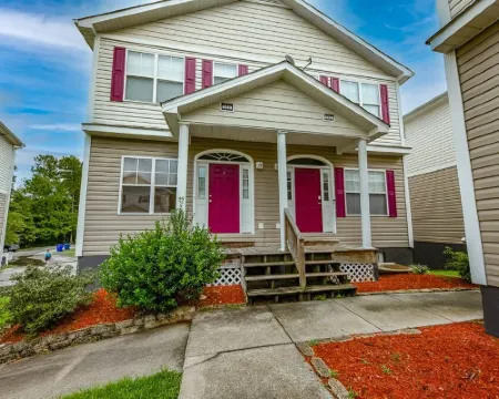 5 minutes to Cherry point! Family-sized townhouse with fireplace & balcony Hoteles en Havelock