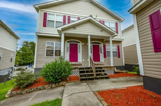 5 minutes to Cherry point! Family-sized townhouse with fireplace & balcony